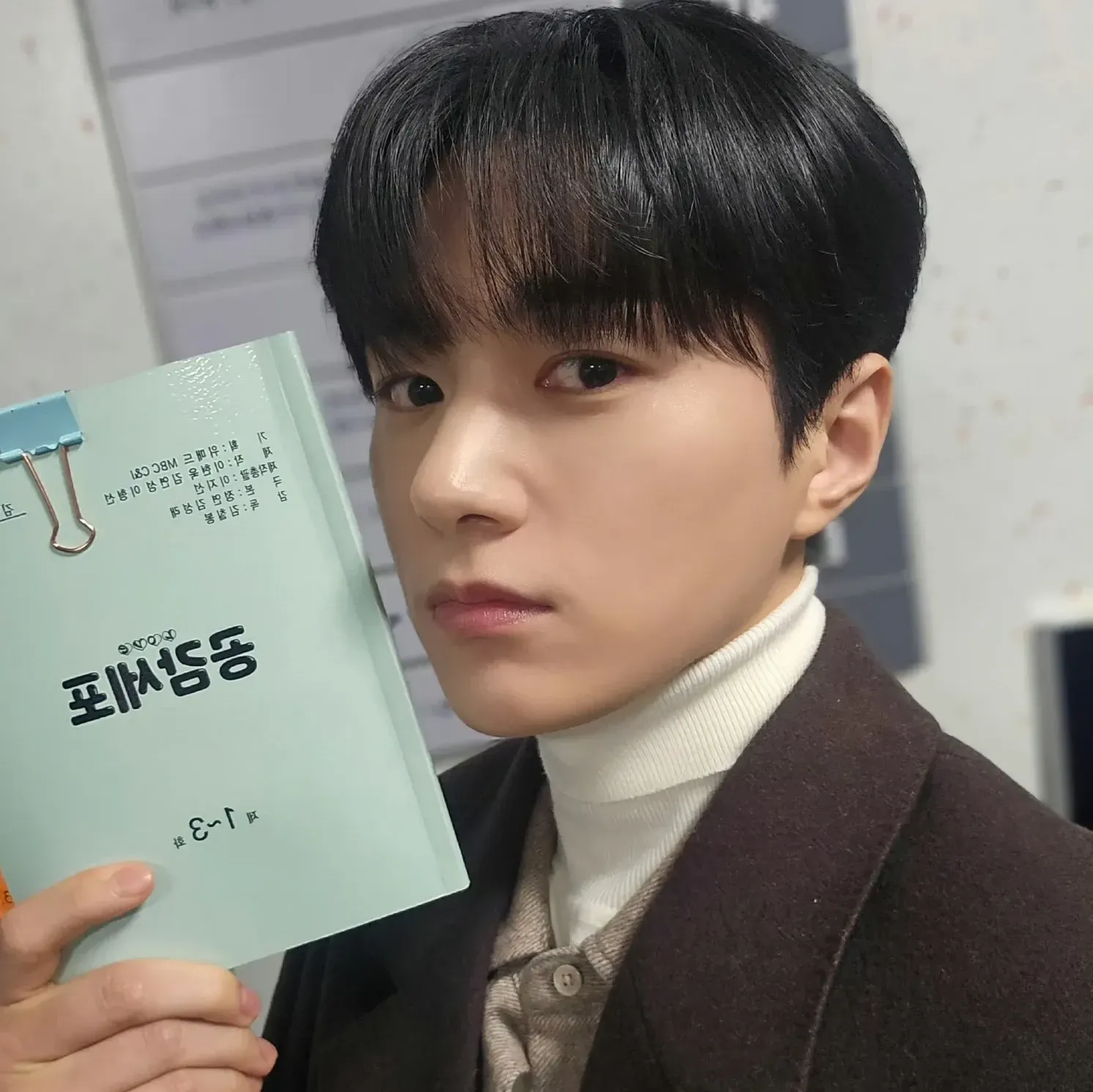 Behind-the-scenes cut of Kim Myungsoo (L)