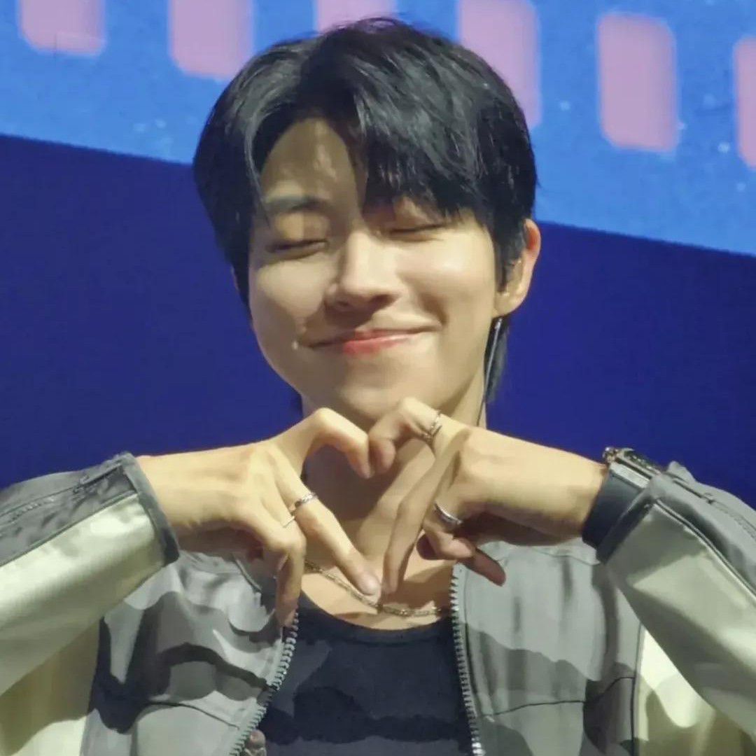 A moment captured by a fan of Hwang Inyoup