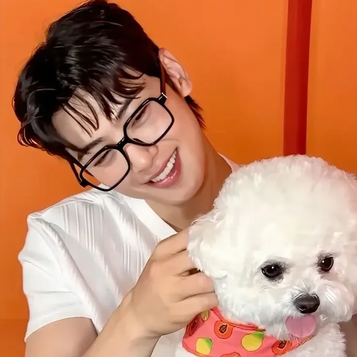 Behind-the-scenes cut of Cha Eunwoo