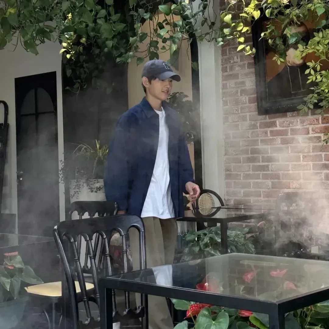 A moment captured by a fan of Song Joongki