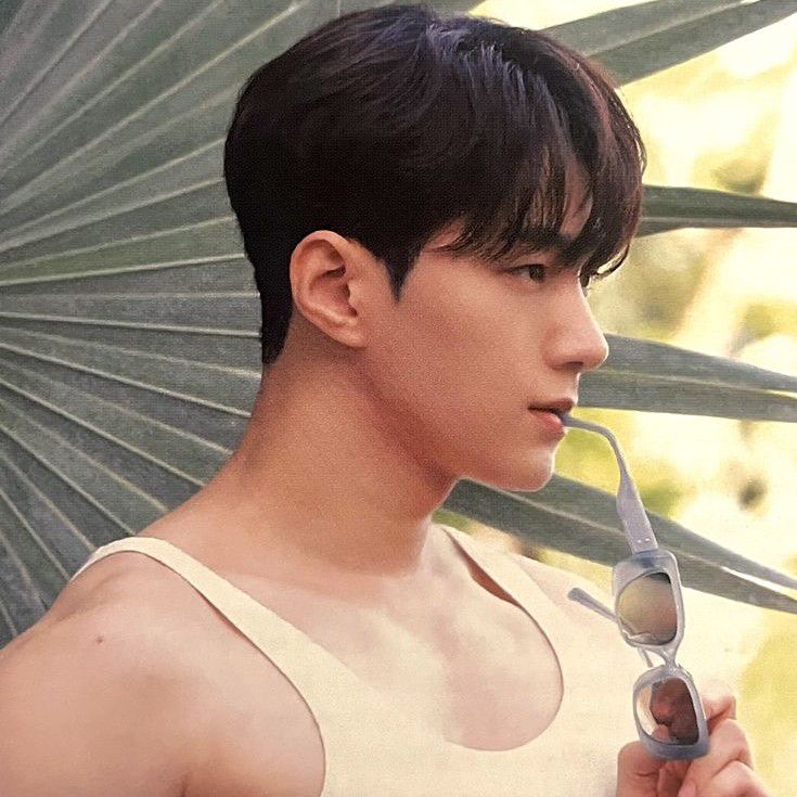 Behind-the-scenes cut of Kim Myungsoo (L)