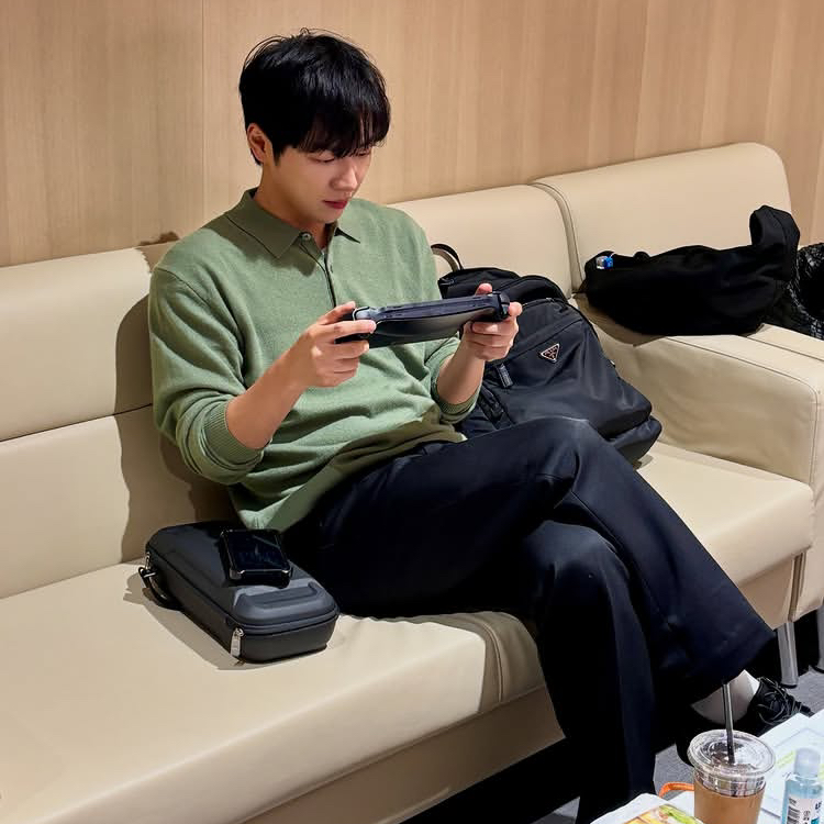 Behind-the-scenes cut of Lee Sangyeob
