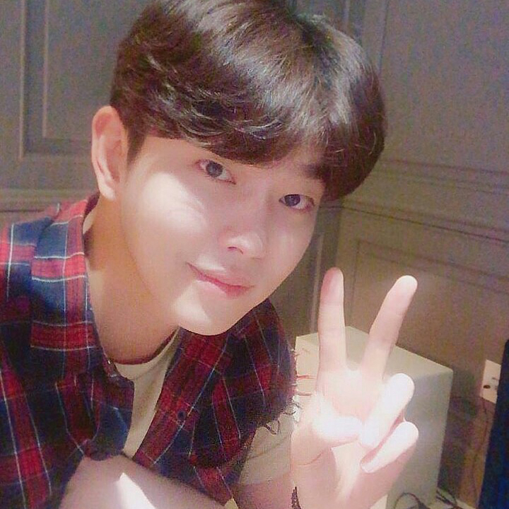 A moment captured by a fan of Yoon Kyunsang