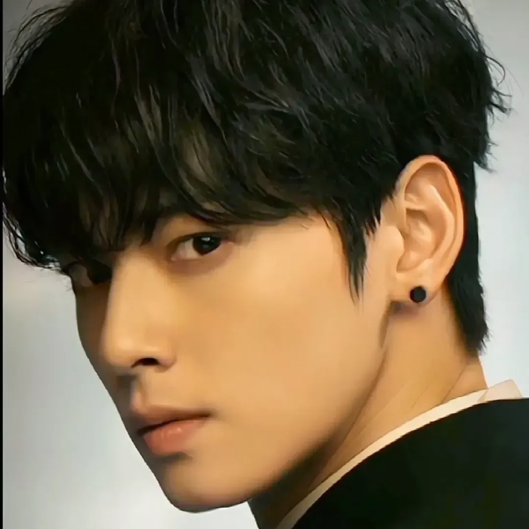 Latest photo of Cha Eunwoo