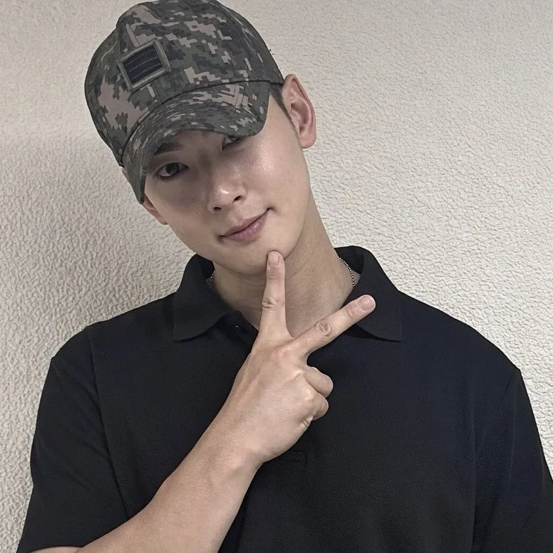 A moment captured by a fan of Cha Eunwoo