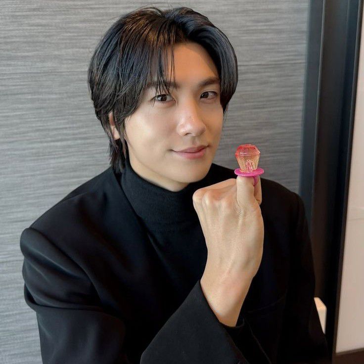 Behind-the-scenes cut of Park Hyungsik