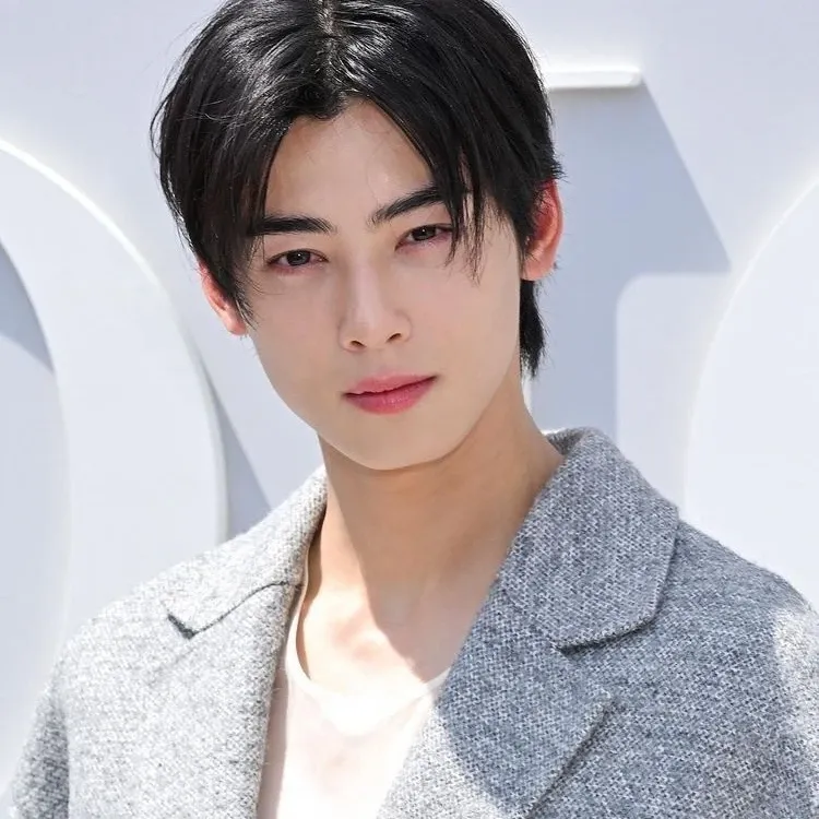 Latest photo of Cha Eunwoo
