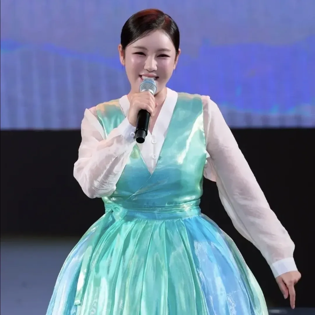 Foto terbaru dari Song Gain