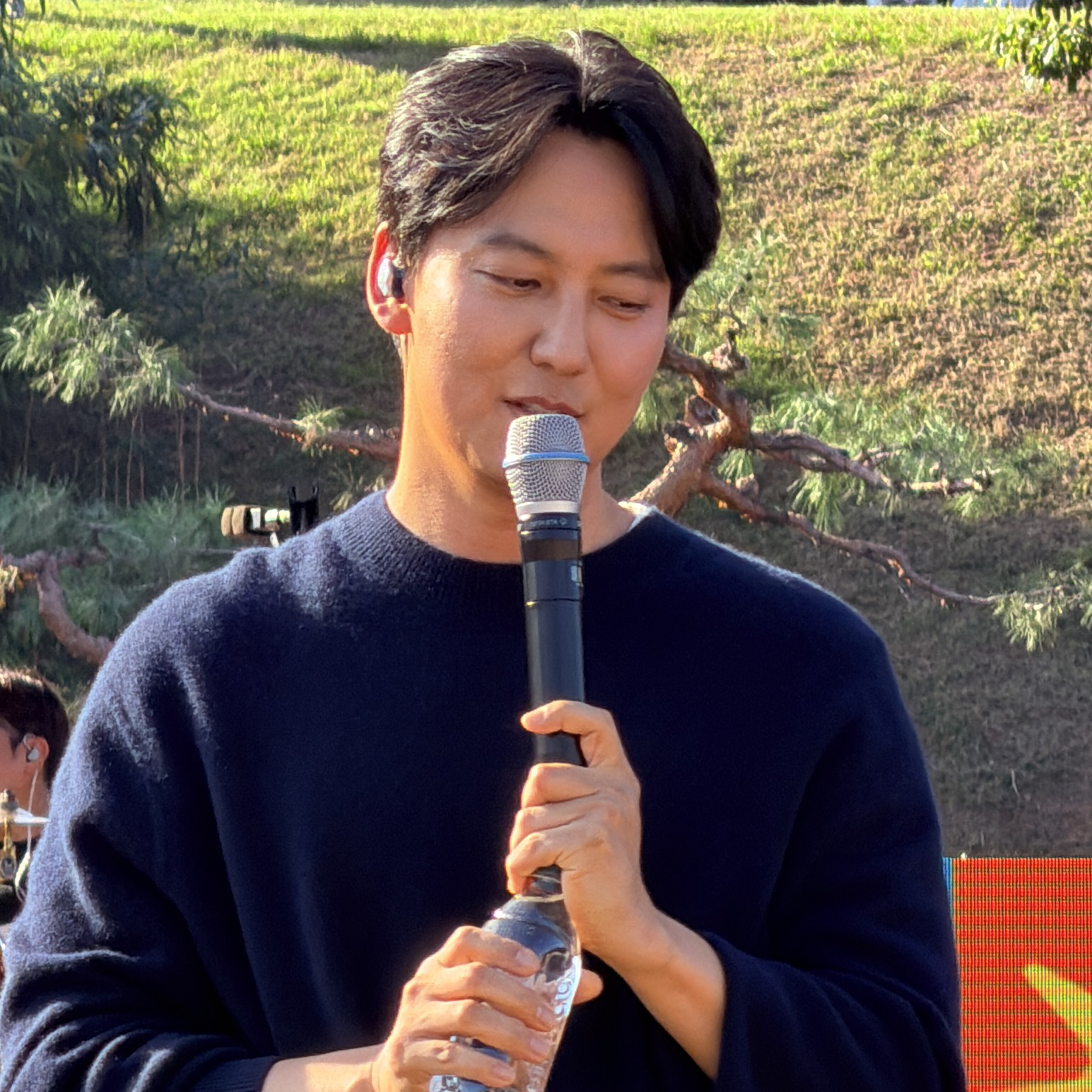 Behind-the-scenes cut of Kim Namgil
