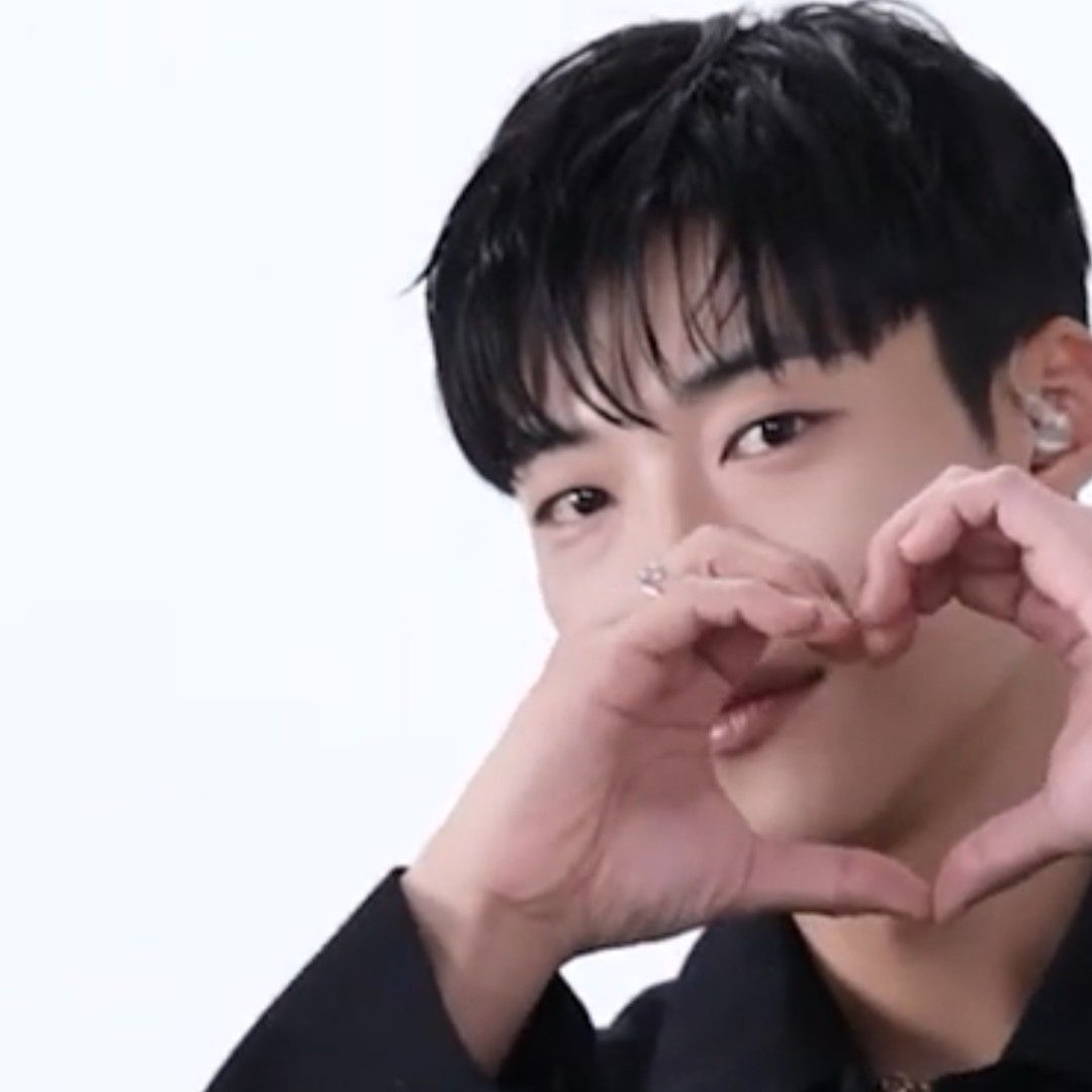 A moment captured by a fan of Woo Dohwan