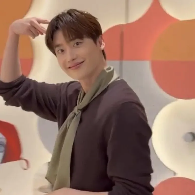 A moment captured by a fan of Lee Jongsuk