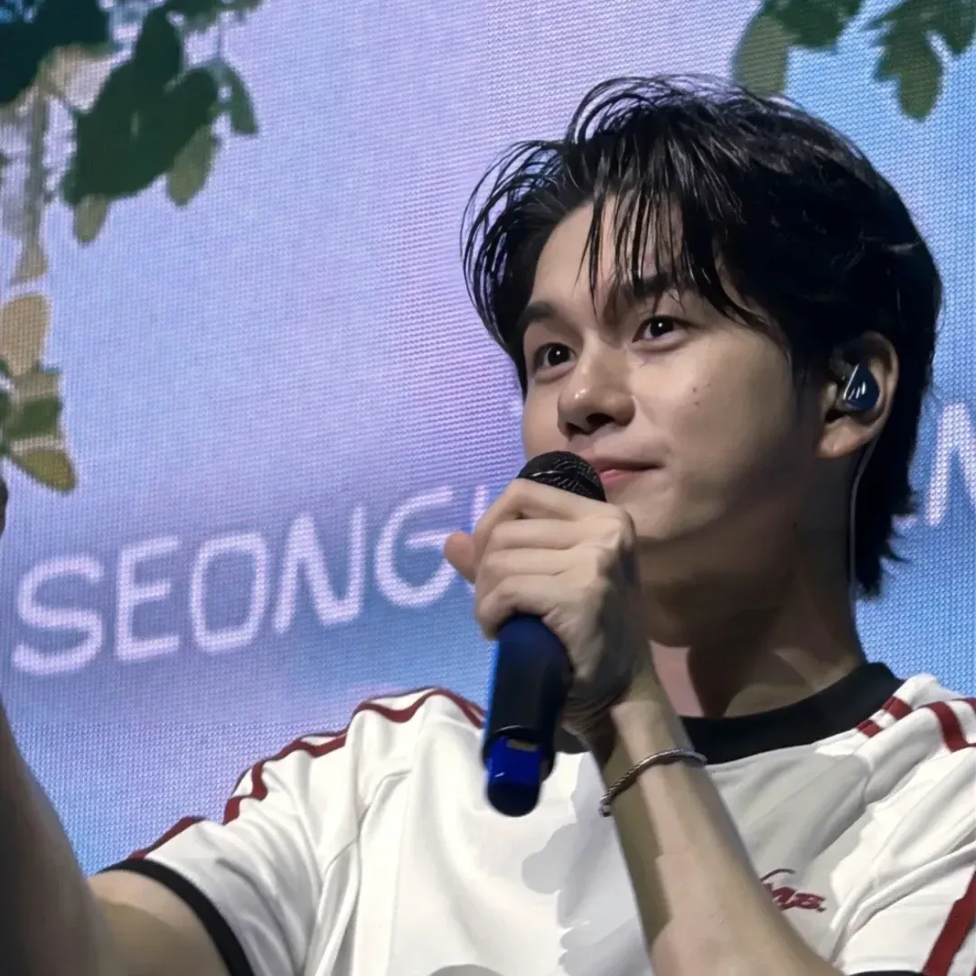 A moment captured by a fan of Ong Seongwu