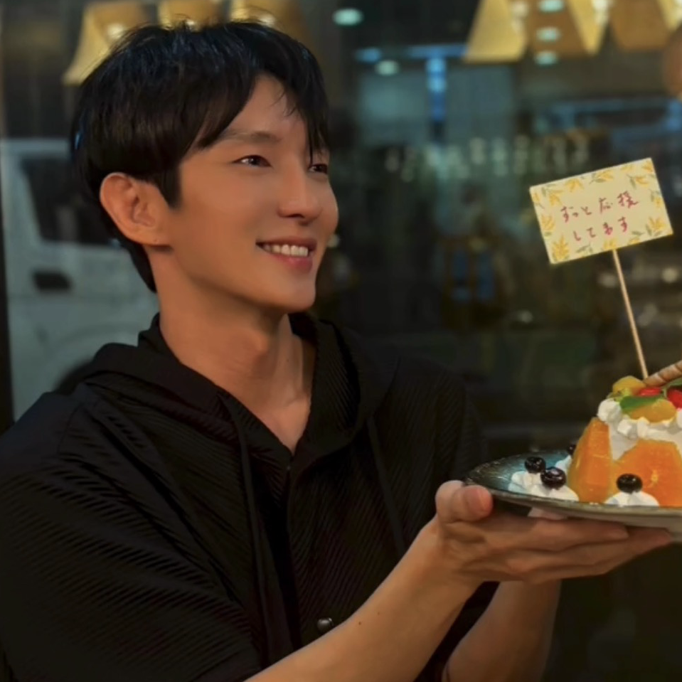 Behind-the-scenes cut of Lee Joongi