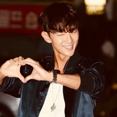 A moment captured by a fan of Lee Joongi