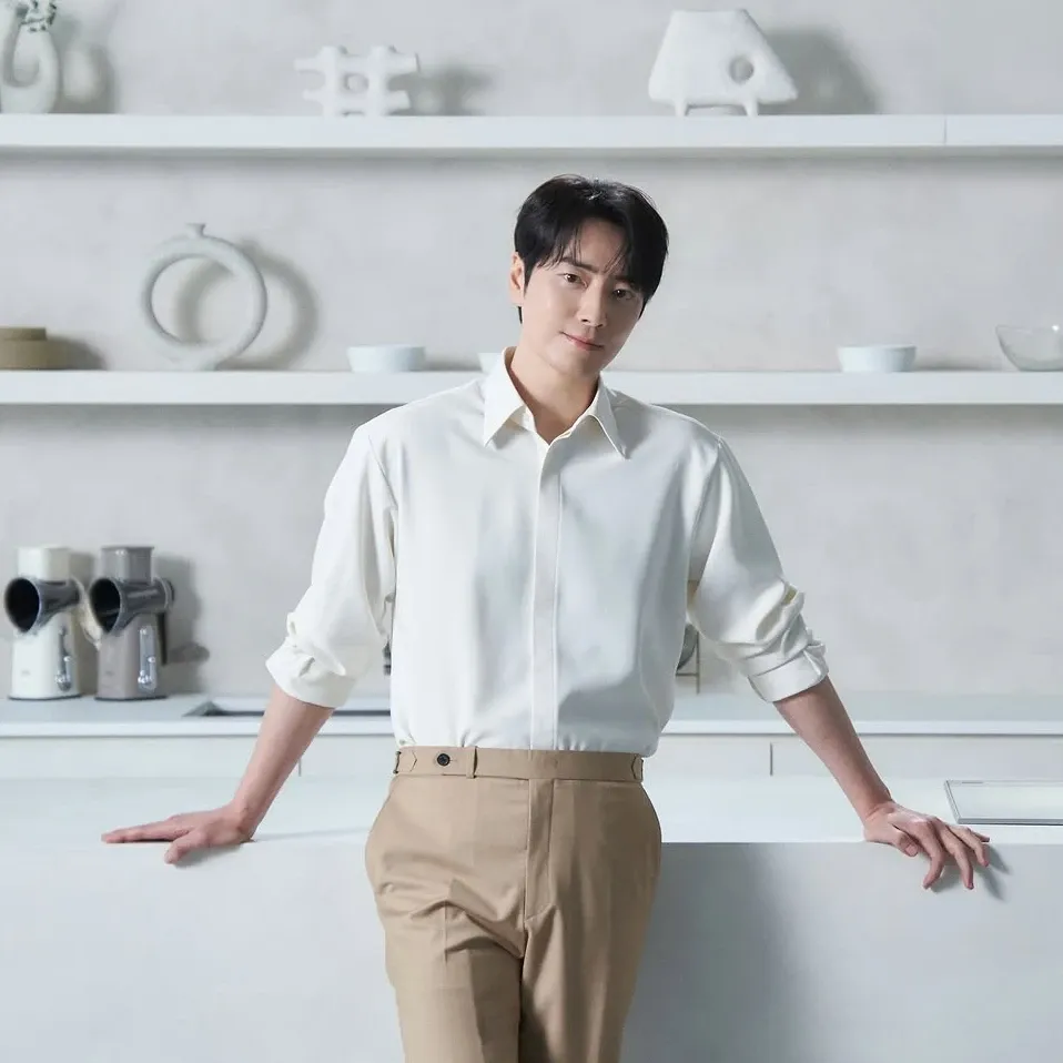 Behind-the-scenes cut of Lee Joonhyuk