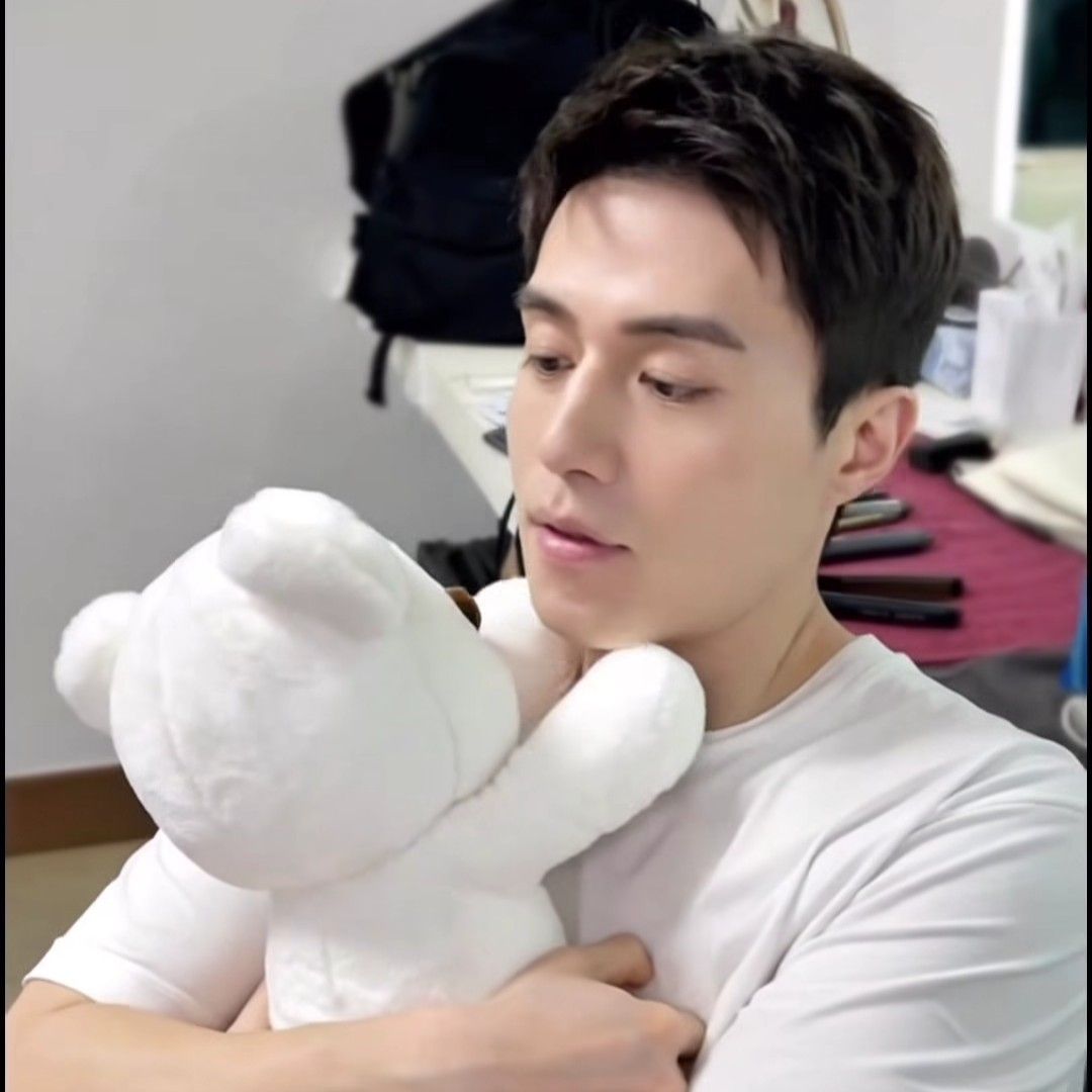 Behind-the-scenes cut of Lee Dongwook