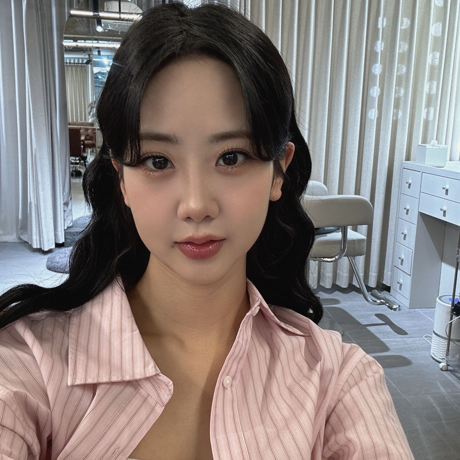 Behind-the-scenes cut of Kang Hyeyeon