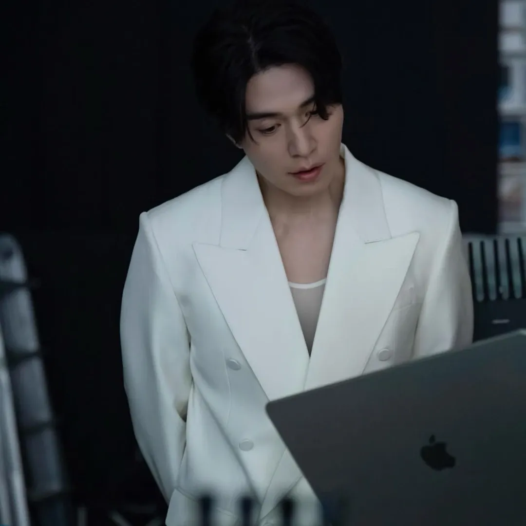Recent activity shot of Lee Dongwook