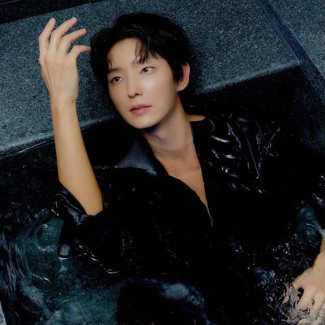 Behind-the-scenes cut of Lee Joongi