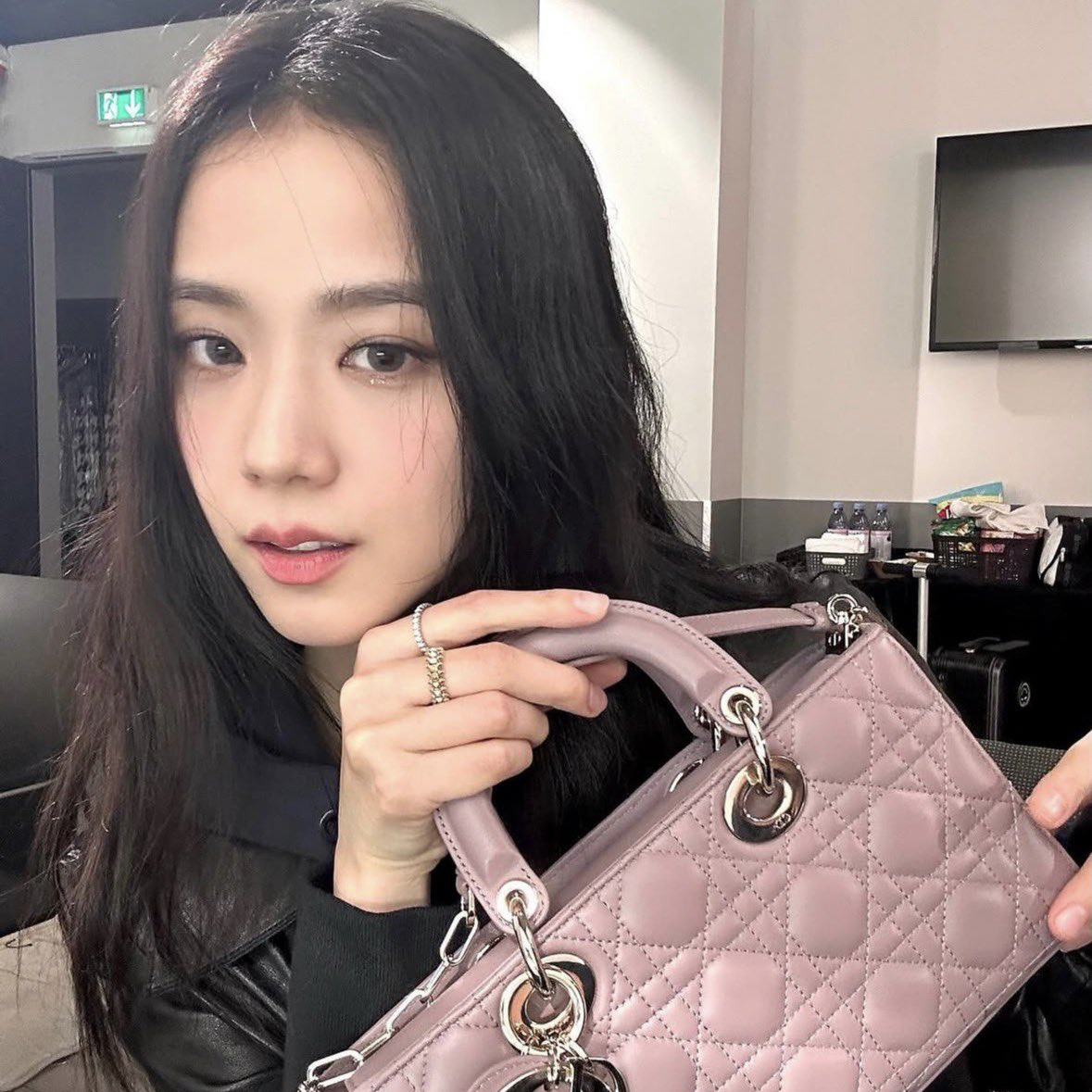 Behind-the-scenes cut of Jisoo (1995)