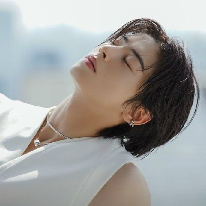 Behind-the-scenes cut of Cha Eunwoo