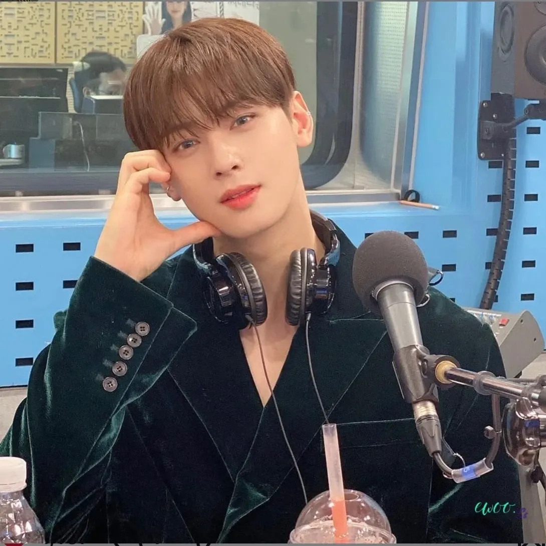 A moment captured by a fan of Cha Eunwoo