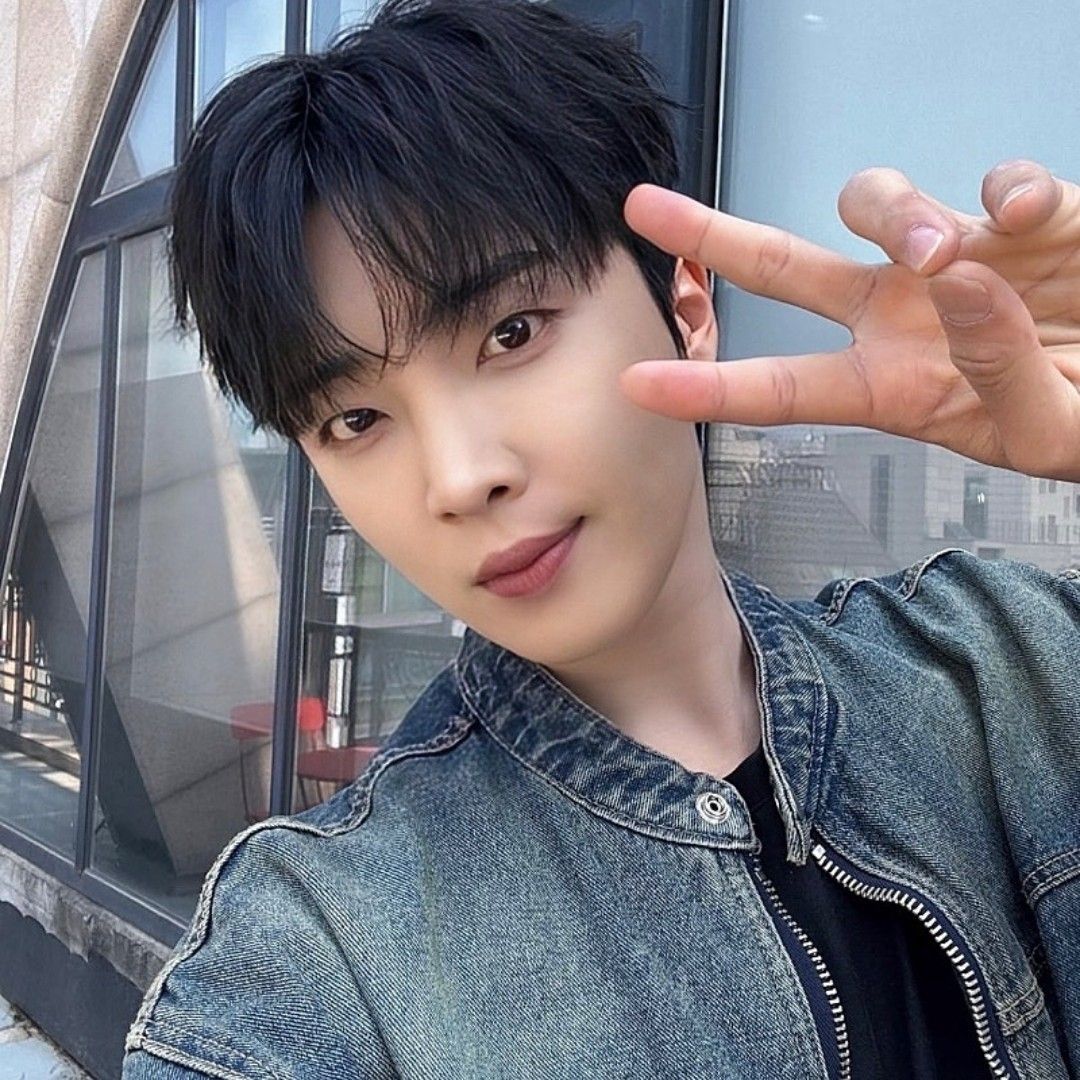 A moment captured by a fan of Hwang Yunsung