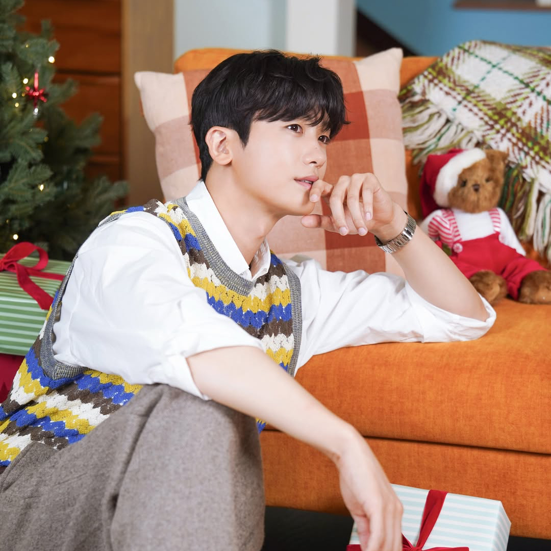 A moment captured by a fan of Park Hyungsik