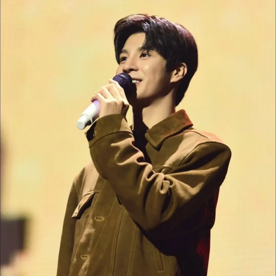 A moment captured by a fan of Jeong Dongwon