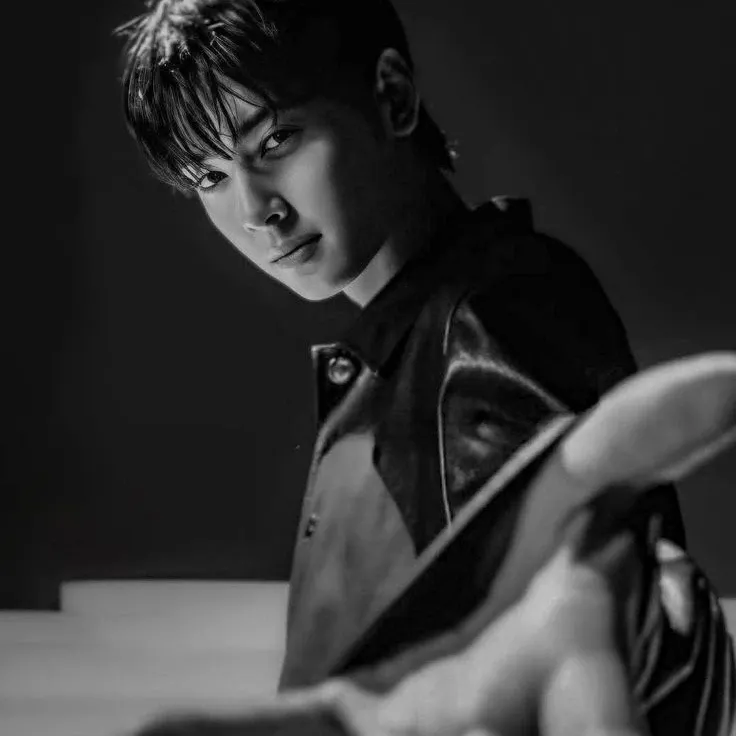 Behind-the-scenes cut of Cha Eunwoo