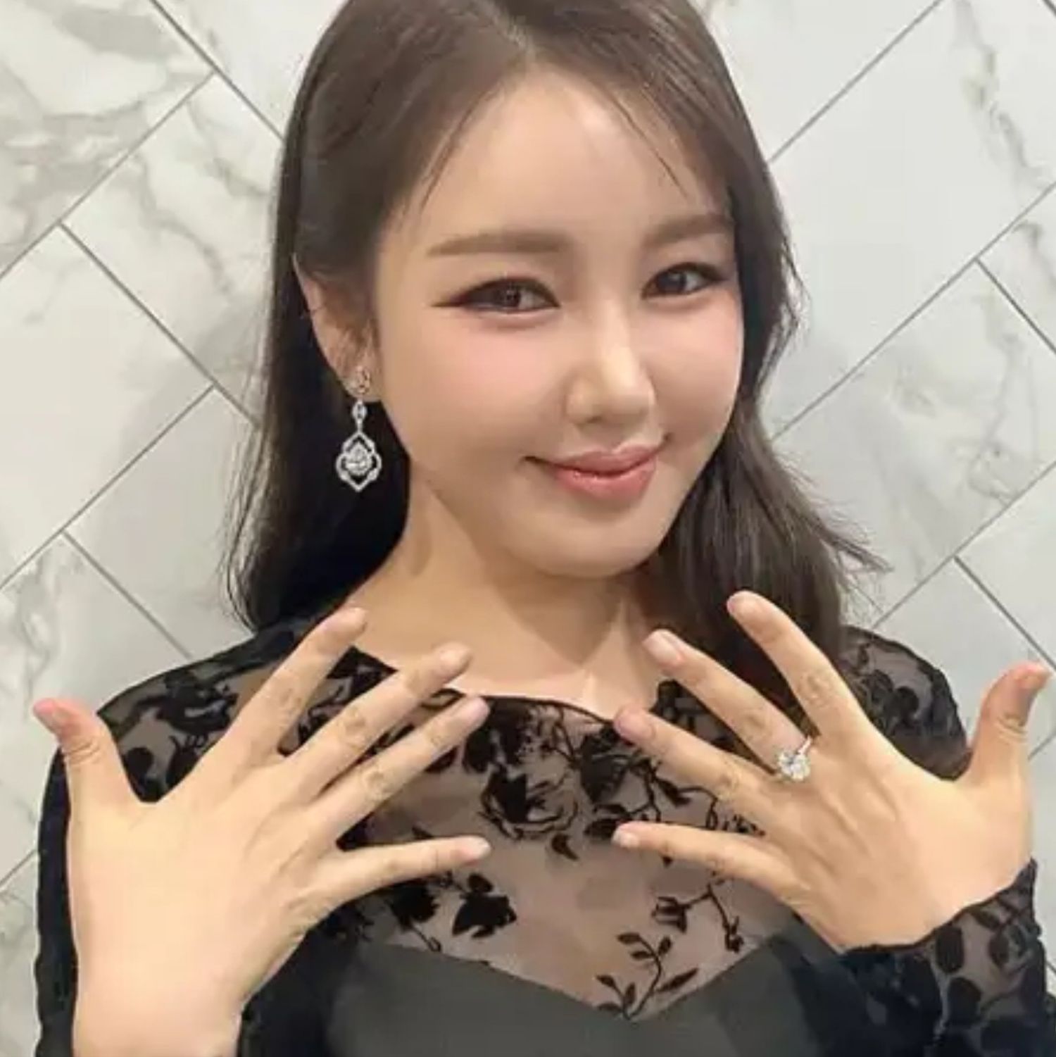 Behind-the-scenes cut of Song Gain