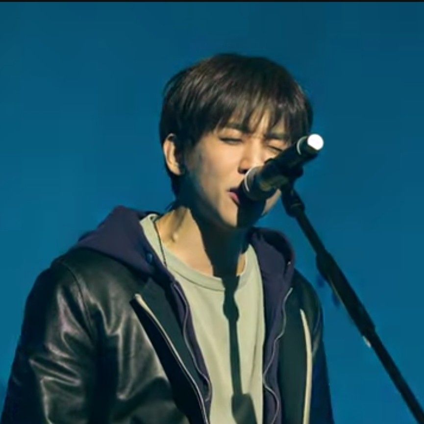 A moment captured by a fan of Lee Seungyoon