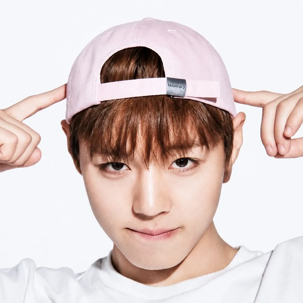 Behind-the-scenes cut of Park Jihoon