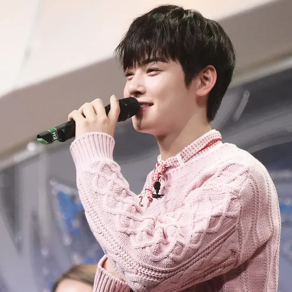 Recent activity shot of Cha Eunwoo
