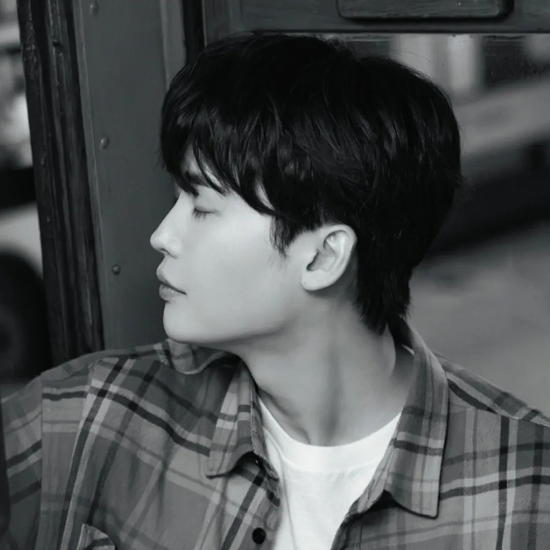 Recent activity shot of Lee Jongsuk