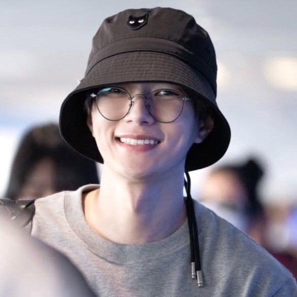 A moment captured by a fan of Kim Myungsoo (L)