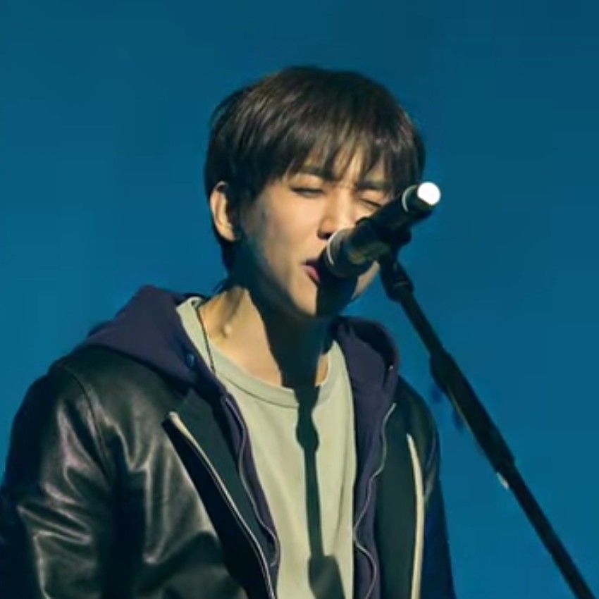 A moment captured by a fan of Lee Seungyoon