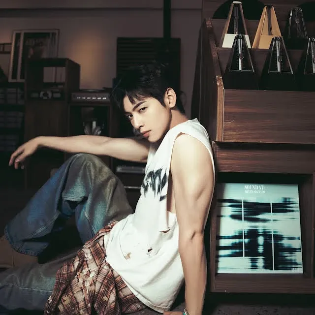 Behind-the-scenes cut of Cha Eunwoo