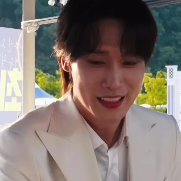 Behind-the-scenes cut of Choi Woojin