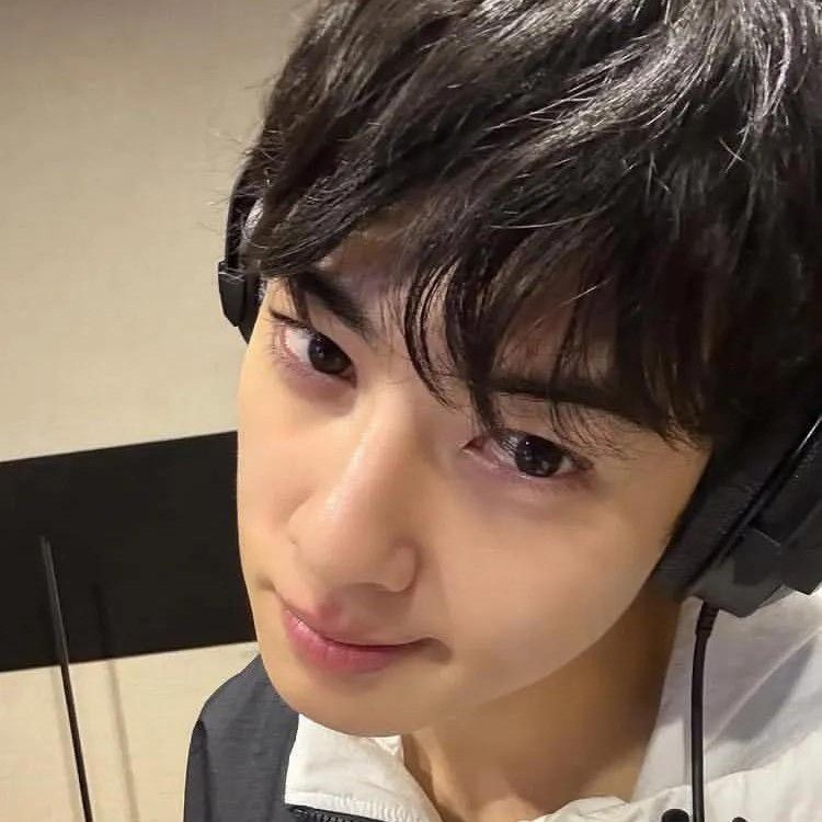 Latest photo of Cha Eunwoo