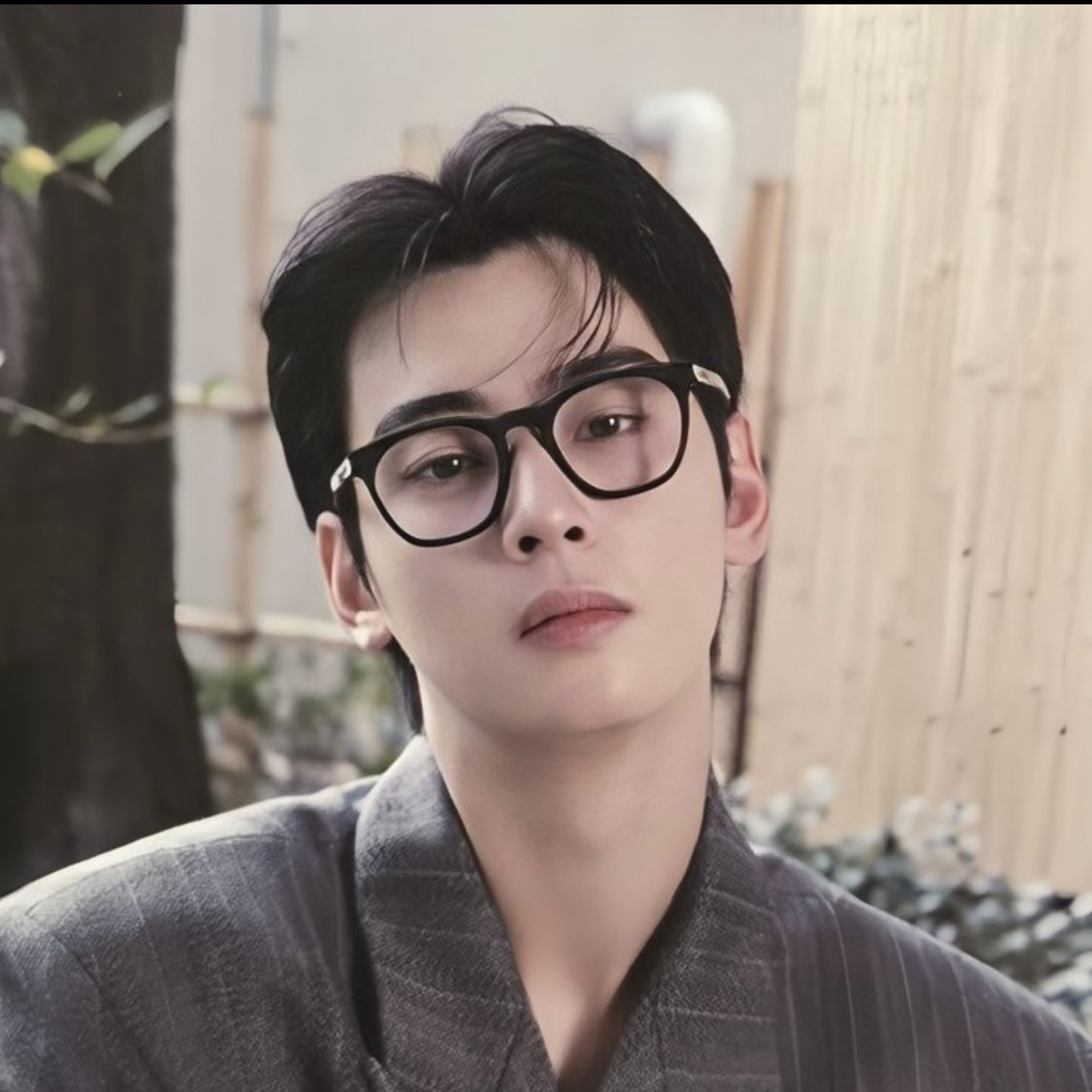 Behind-the-scenes cut of Cha Eunwoo