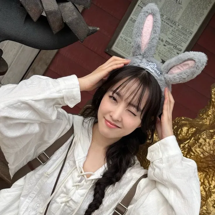 Behind-the-scenes cut of Park Boyoung