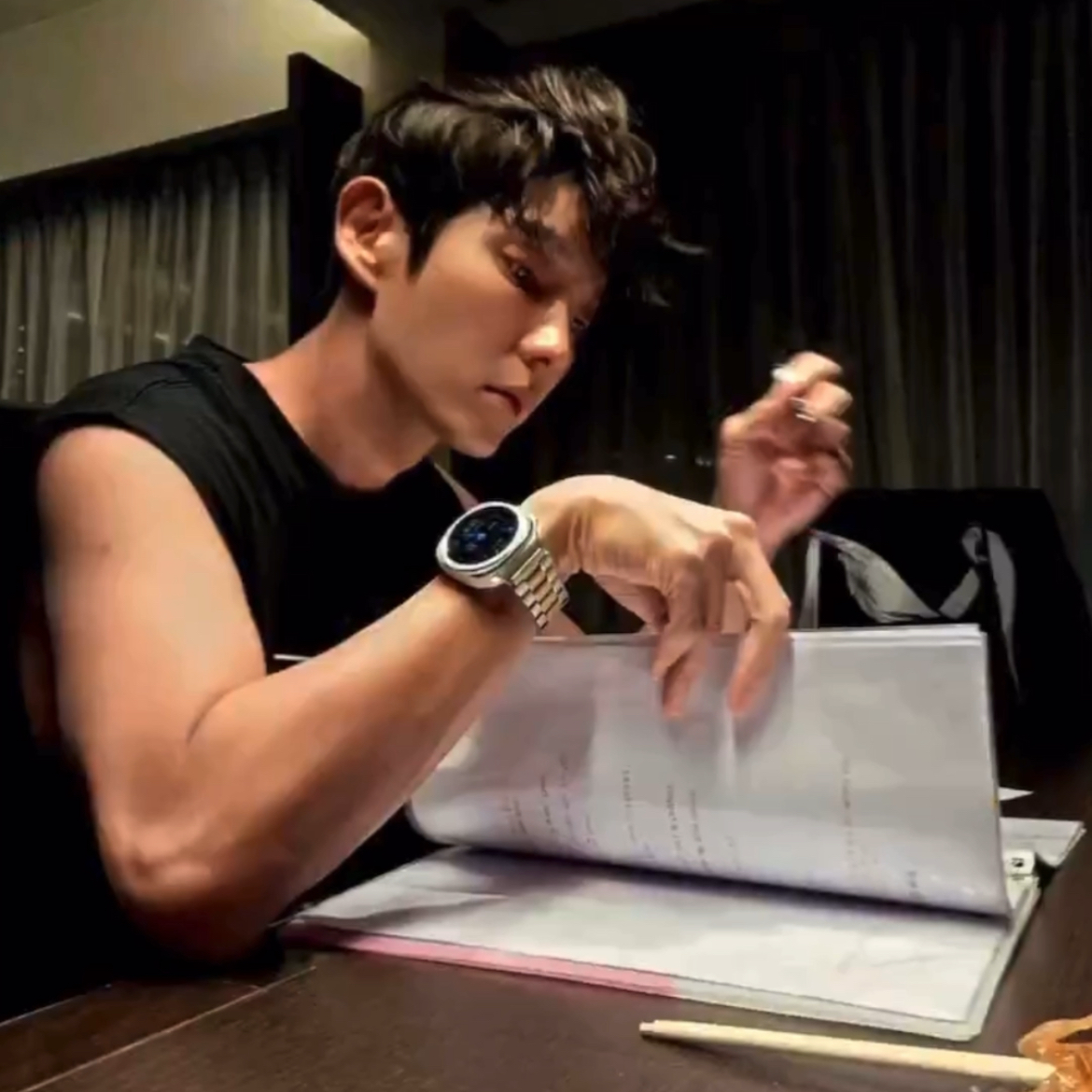 A moment captured by a fan of Lee Joongi