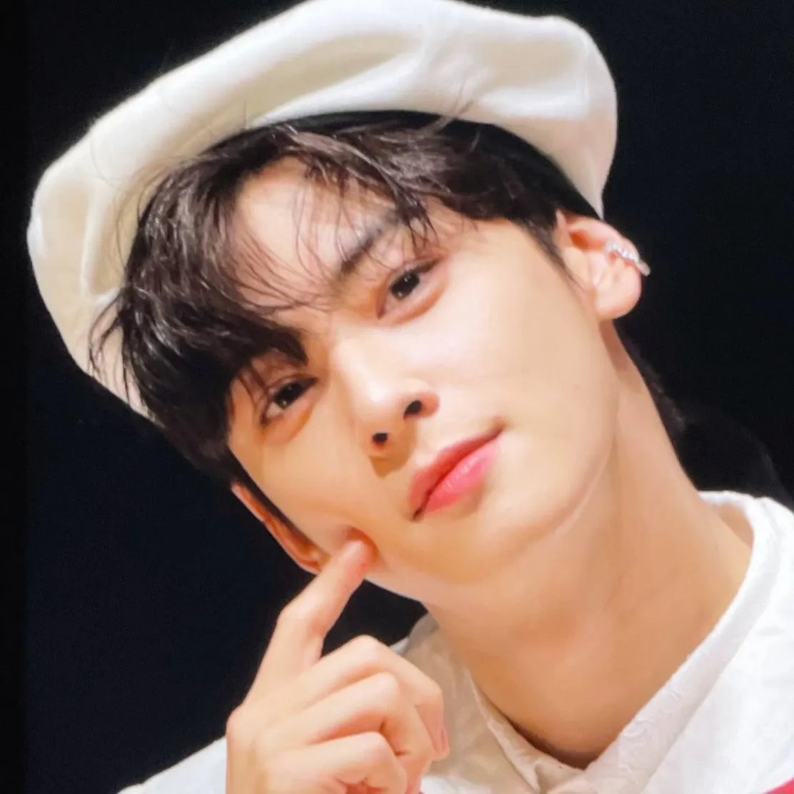 Behind-the-scenes cut of Cha Eunwoo