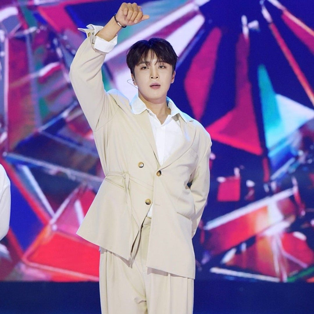 A moment captured by a fan of Hwang Yunsung