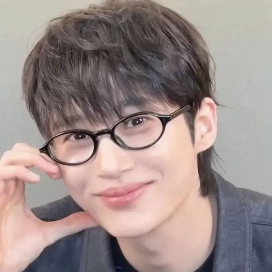 Behind-the-scenes cut of Byeon Wooseok