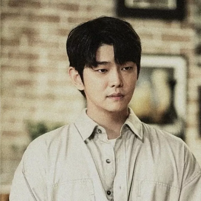 A moment captured by a fan of Yoon Kyunsang
