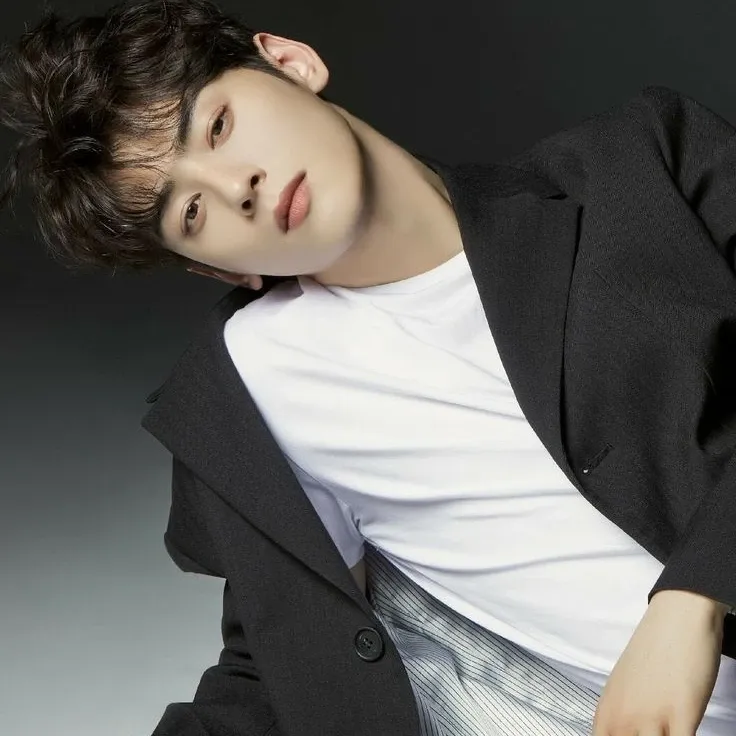 Behind-the-scenes cut of Cha Eunwoo