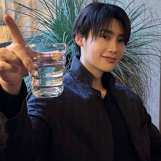 A moment captured by a fan of Lee Jongsuk