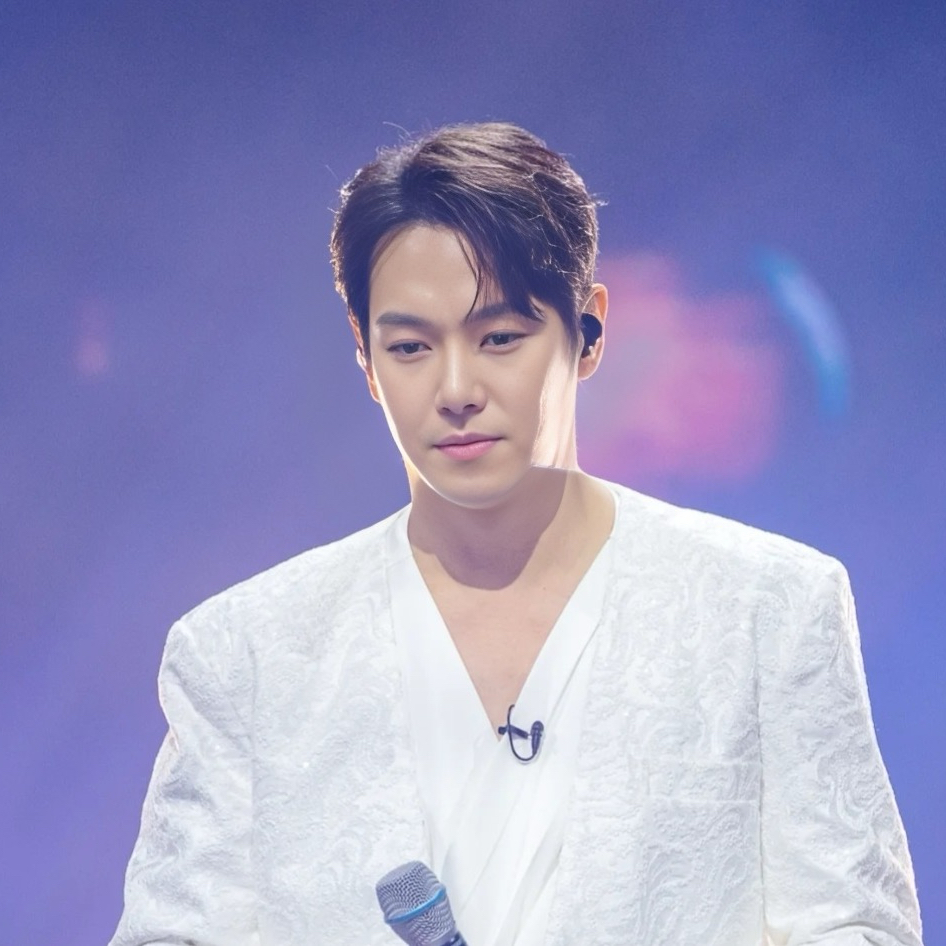 Behind-the-scenes cut of Hwanhee